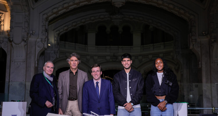 El alcalde de Madrid, José Luis Martínez-Almeida, junto al arquitecto Dominique Perrault; el presidente del Mutua Madrid Open, Gerard Tsobanian; y los tenistas Carlos Alcaraz y Coco Gauff durante la presentación de la ampliación de la Caja Mágica