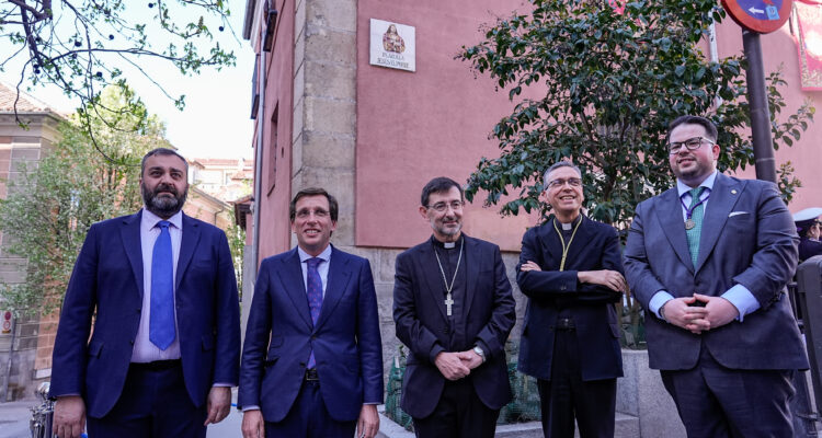 El concejal del distrito Centro, Carlos Segura; el alcalde José Luis Martínez-Almeida; y el cardenal arzobispo José Cobo