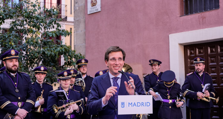 Almeida durante su intervención rodeado de la banda de música