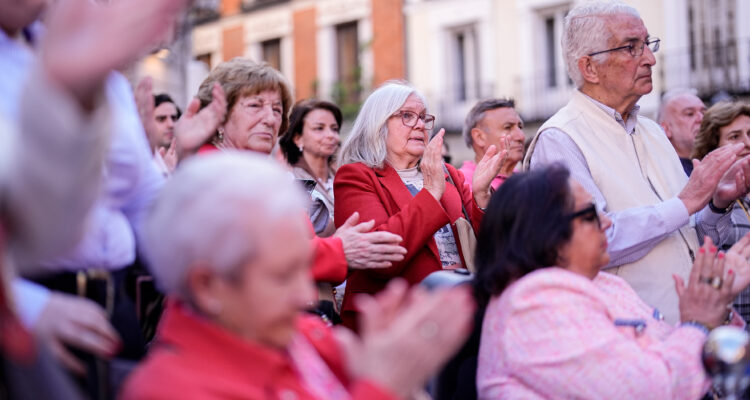 El público asistente aplaudiendo durante el acto