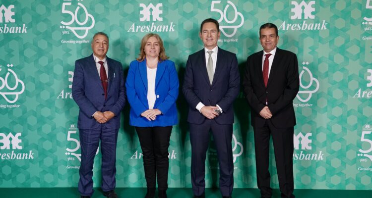 La vicealcaldesa de Madrid, Inma Sanz, junto a directivos de Aresbank en su 50 aniversario