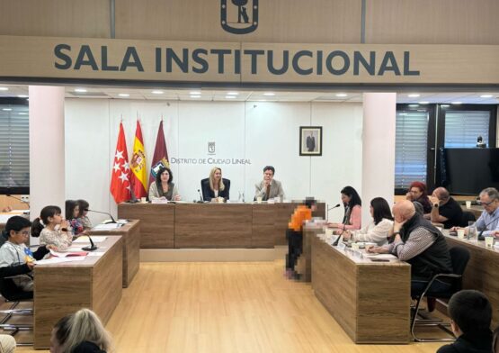 grupos de personas sentados en mesas debatiendo