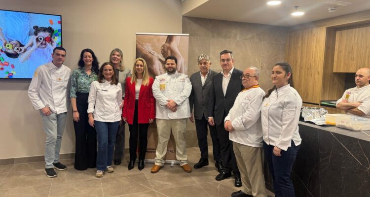 Grupo de personas de pie mirando a la cámara