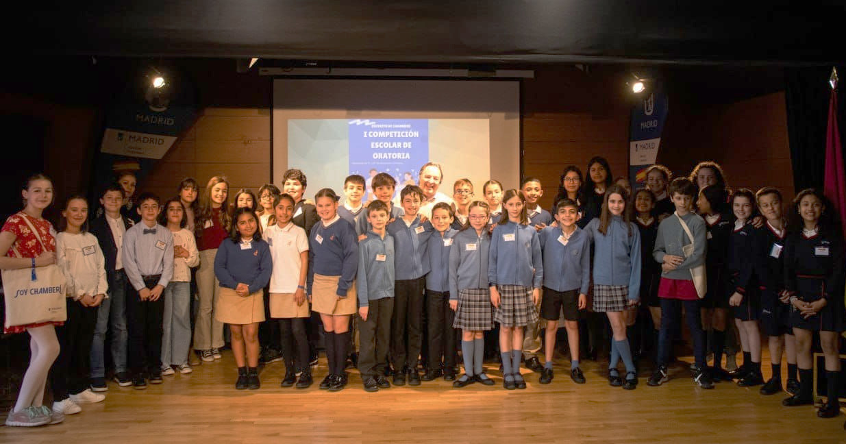 Foto de grupo del concejal con los alumnos participantes en la competición de oratoria de Chamberí