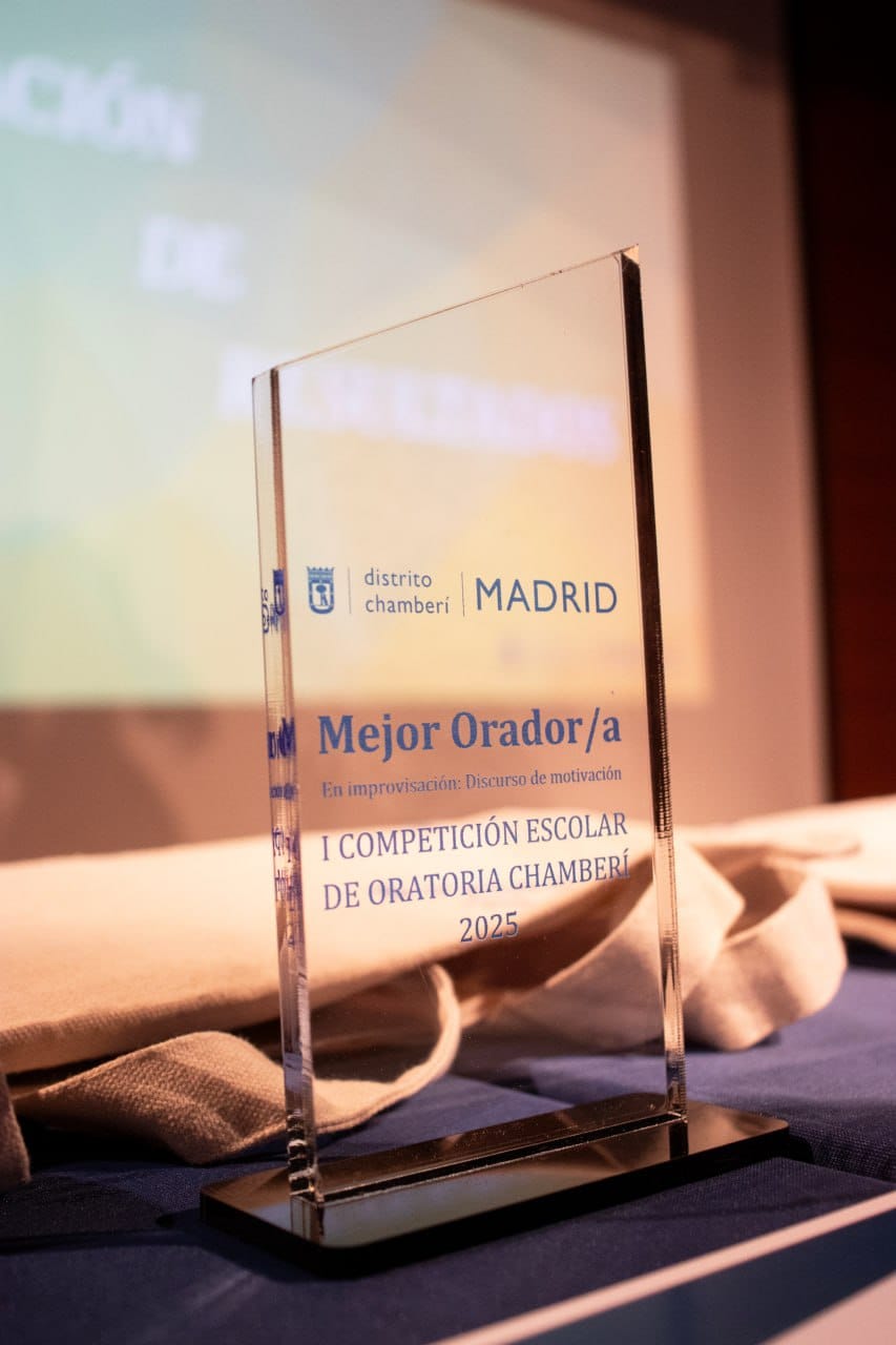 Trofeo entregado a los ganadores de la competición de oratoria de Chamberí