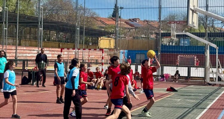niños jugando al baloncesto