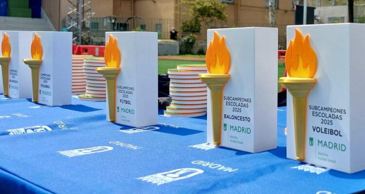 varios premios con forma de antorcha