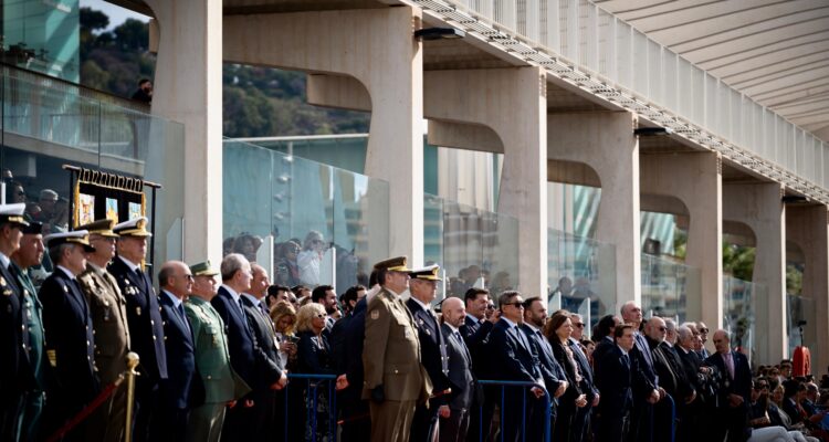Almeida en el tradicional desembarco de la Legión en Málaga