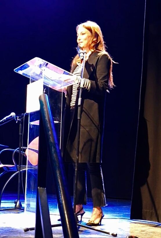 Andrea Levy presentando el acto