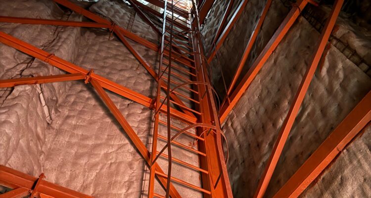 Estructura interior del rocódromo del CDM La Masó tras las obras de mejora