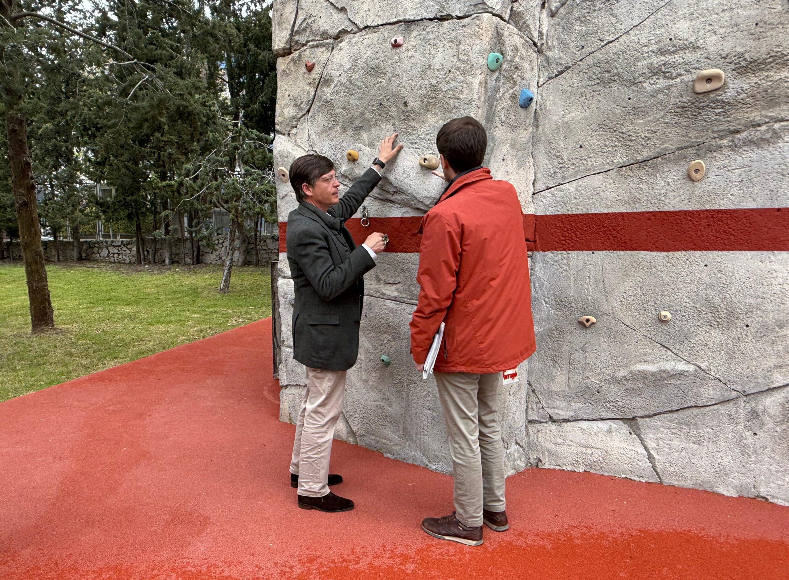 El concejal de Fuencarral-El Pardo, José Antonio Martínez Páramo, en su visita al rocódromo del CDM La Masó tras las obras de remodelación