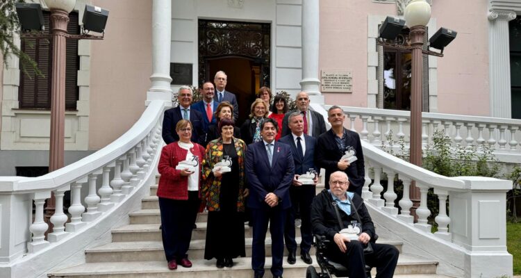 Foto de familia de los premiados