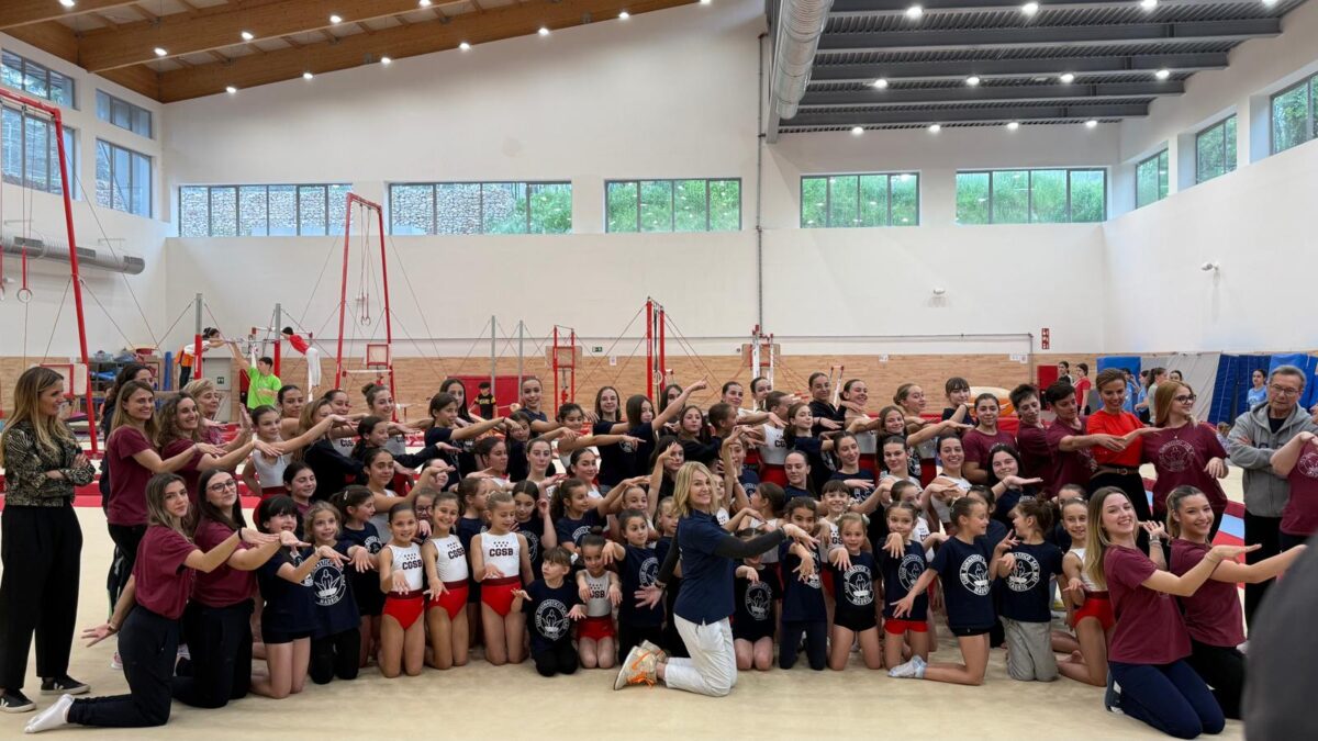 La exgimnasta internacional Nadia Comăneci imparte una clase magistral en el pabellón especializado del polideportivo de San Blas