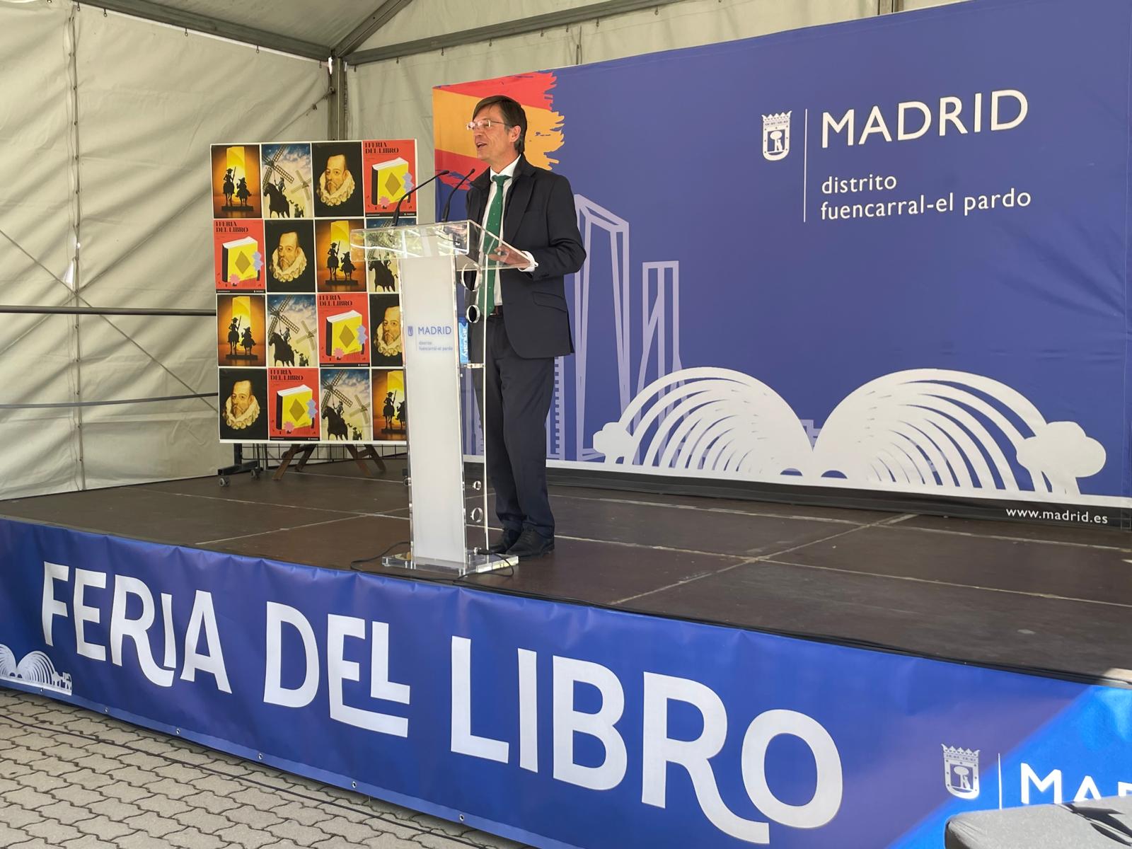 El concejal de Fuencarral-El Pardo, José Antonio Martínez Páramo, en la inauguración de la I Feria del Libro del distrito