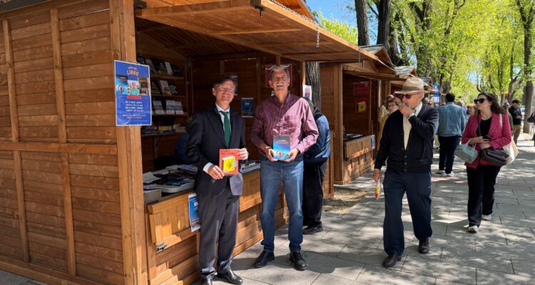 Martínez Páramo en su visita a las casetas de la I Feria del Libro del distrito