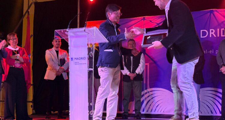El concejal del distrito dando paso a Jota Abril, pregonero de esta edición de fiestas de Fuencarral