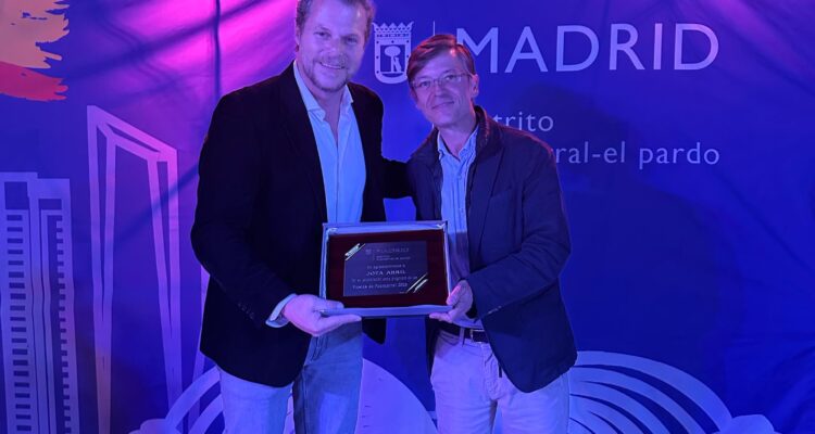 Jota Abril, pregonero de este año, junto a Martínez Páramo, concejal del distrito