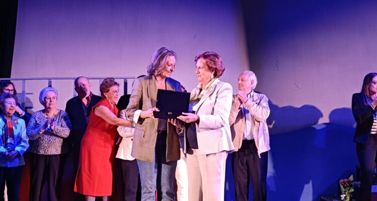 Hernández de la Riva entregando uno de los galardones de la gala de la Semana de Mayores