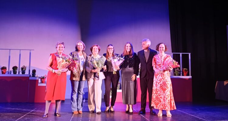 La concejala junto a algunos de los galardonados en la gala de la Semana de Mayores