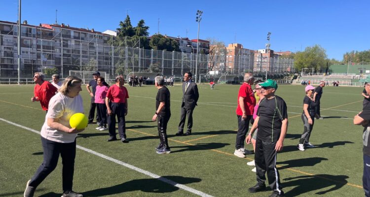 Mayores de Villaverde durante las olimpiadas de los centros de mayores, jugando con pelotas en un campo de fútbol