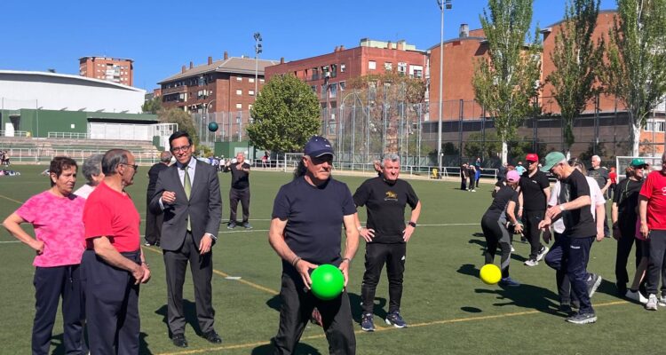 Mayores de Villaverde durante las olimpiadas de los centros de mayores, jugando con pelotas en un campo de fútbol
