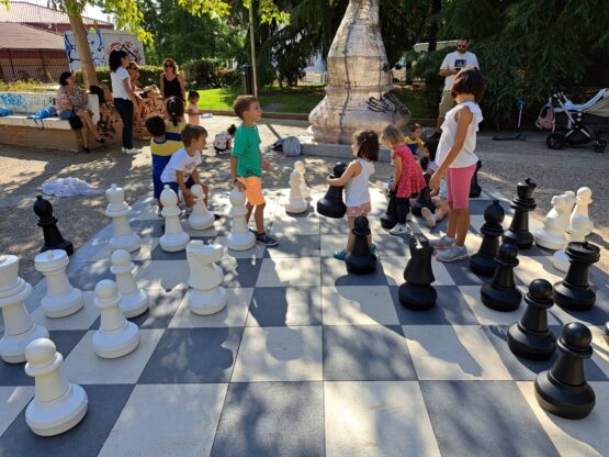 Imagen de tablero de ajedrez en los jardines de Pablo Sorozábal