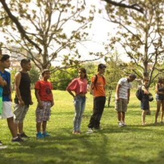 Grupo de jóvenes reunidos