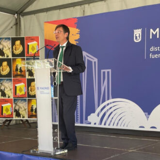 El concejal de Fuencarral-El Pardo, José Antonio Martínez Páramo, en la inauguración de la I Feria del Libro del distrito