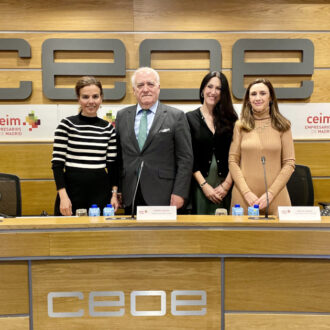 En la imagen, de izquierda a derecha, la concejala delegada de Turismo, Almudena Maíllo, junto al presidente del Consejo de Turismo de CEIM, Gabriel García Alonso; la vicepresidenta del Consejo de Turismo de CEIM, Mar de Miguel y la directora de Economía, Marta Salazar.