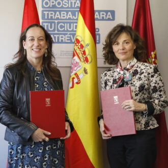 La coordinadora general de la Alcaldía, Inmaculada Sánchez-Cervera, y la presidenta del Instituto Español de Mediación Deportiva y Pacificación (IEMEDEP), Marisa Santana, durante la firma del convenio de colaboración entre el Ayuntamiento de Madrid e IEMEDEP.