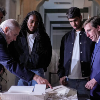 El alcalde de Madrid, José Luis Martínez-Almeida, junto al arquitecto Dominique Perrault; el presidente del Mutua Madrid Open, Gerard Tsobanian; y los tenistas Carlos Alcaraz y Coco Gauff durante la presentación de la ampliación de la Caja Mágica
