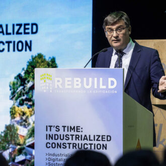 El delegado de Políticas de Vivienda, Álvaro González, en la inauguración de REBUILD 2025