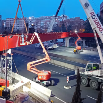Trabajos de instalación de la nueva pasarela peatonal sobre la A-2.