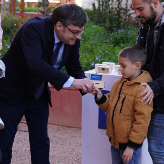 El delegado de Políticas de Vivienda, Álvaro González, durante la entrega de llaves a las primeras familias que disfrutarán de sus pisos de alquiler asequible en la promoción Cañaveral 3