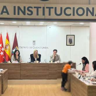 grupo de personas sentadas en mesas debatiendo