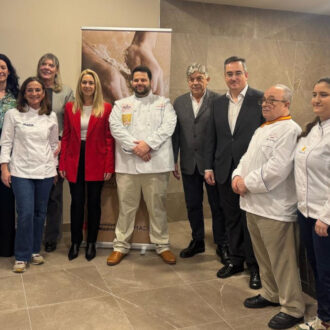 grupo de personas de pie sonriendo a la cámara