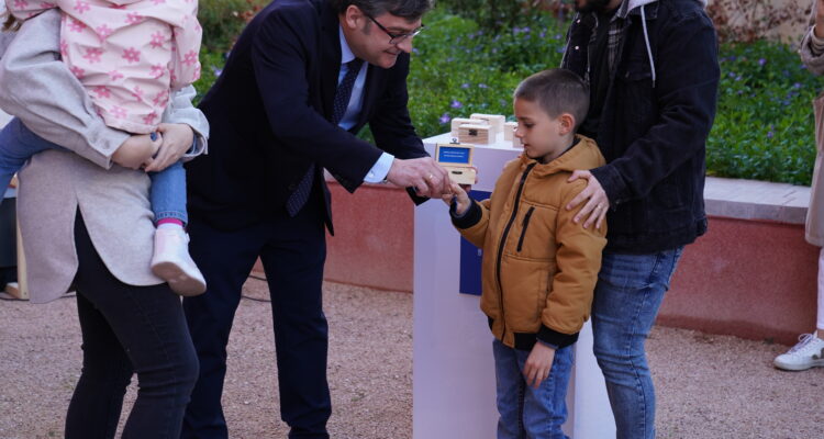 El delegado de Políticas de Vivienda, Álvaro González, durante la entrega de llaves a las primeras familias que disfrutarán de sus pisos de alquiler asequible en la promoción Cañaveral 3
