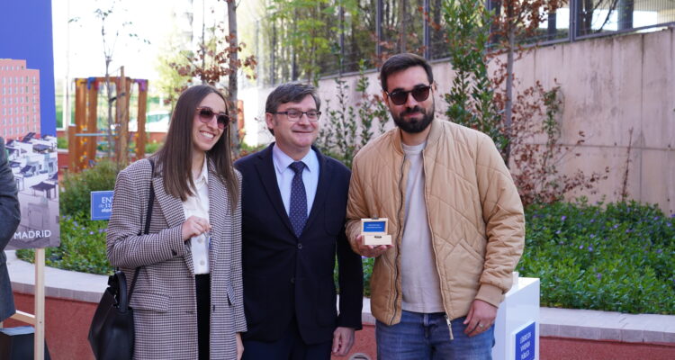 El delegado de Políticas de Vivienda, Álvaro González, durante la entrega de llaves a las primeras familias que disfrutarán de sus pisos de alquiler asequible en la promoción Cañaveral 3