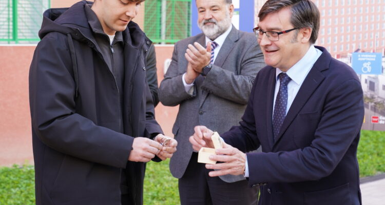 El delegado de Políticas de Vivienda, Álvaro González, durante la entrega de llaves a las primeras familias que disfrutarán de sus pisos de alquiler asequible en la promoción Cañaveral 3