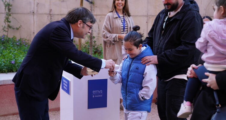 El delegado de Políticas de Vivienda, Álvaro González, durante la entrega de llaves a las primeras familias que disfrutarán de sus pisos de alquiler asequible en la promoción Cañaveral 3