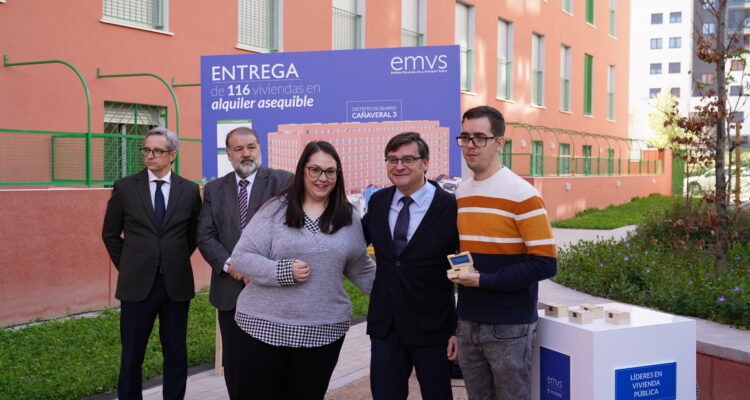 El delegado de Políticas de Vivienda, Álvaro González, durante la entrega de llaves a las primeras familias que disfrutarán de sus pisos de alquiler asequible en la promoción Cañaveral 3