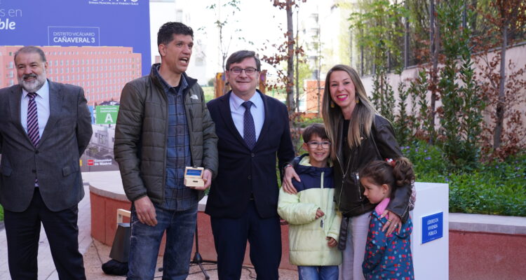 El delegado de Políticas de Vivienda, Álvaro González, durante la entrega de llaves a las primeras familias que disfrutarán de sus pisos de alquiler asequible en la promoción Cañaveral 3