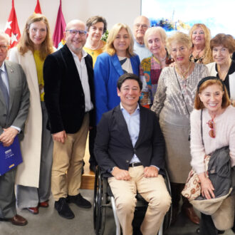 La vicealcaldesa y delegada de Seguridad y Emergencias, Inma Sanz, acompañada por el delegado de Políticas Sociales, Familia e Igualdad, José Fernández, y el concejal de Moncloa-Aravaca, Borja Fanjul visita el Centro Municipal de Mayores Infante Don Juan para hacer balance del proceso de digitalización de la Teleasistencia Avanzada