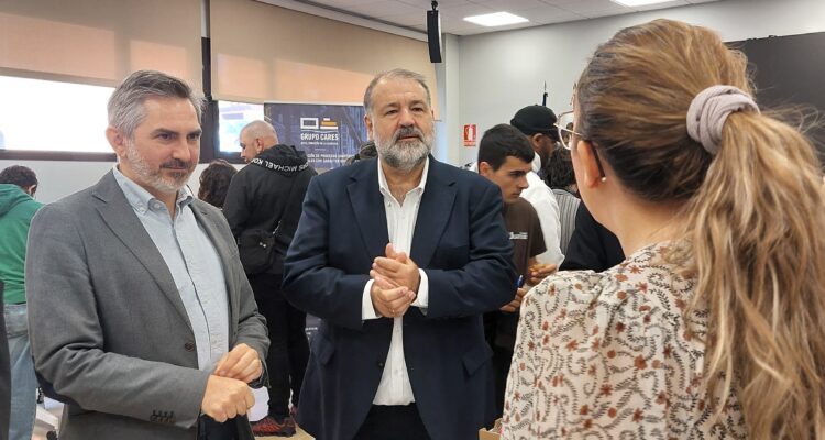 tres personas conversando