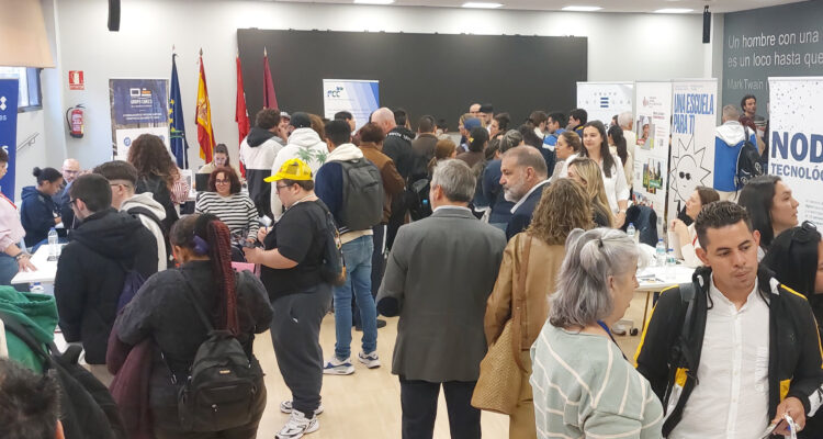 grupo de personas en una sala