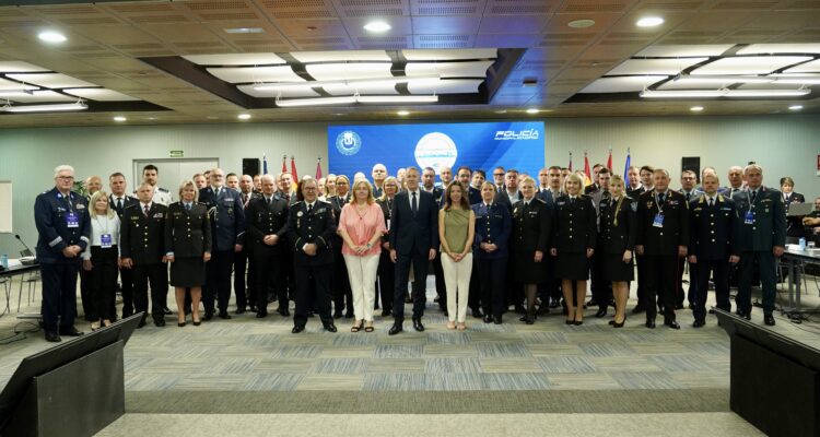 Foto de grupo de los asistentes a la 45ª Conferencia de Policía de Capitales Europeas, que se celebra en Madrid