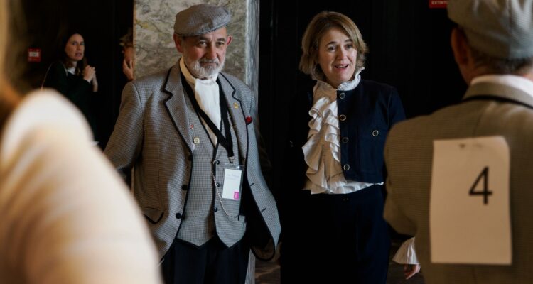 Rivera de la Cruz observa como se desarrolla el taller de chotis junto a un miembro de la Federación de Grupos Tradicionales Madrileños