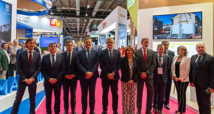El delegado de Políticas de Vivienda y presidente de EMVS Madrid, Álvaro González, durante la inauguración oficial del Salón Inmobiliario Internacional de Madrid, ‘SIMA 2025’