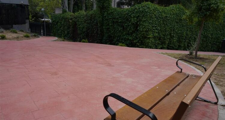 Imagen de un banco en un parque