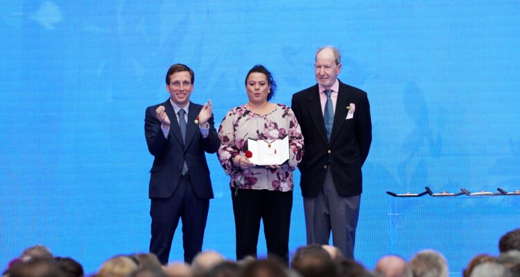 Carolina Méndez, de Soy de la Cuesta, con la medalla para la Cuesta de Moyano